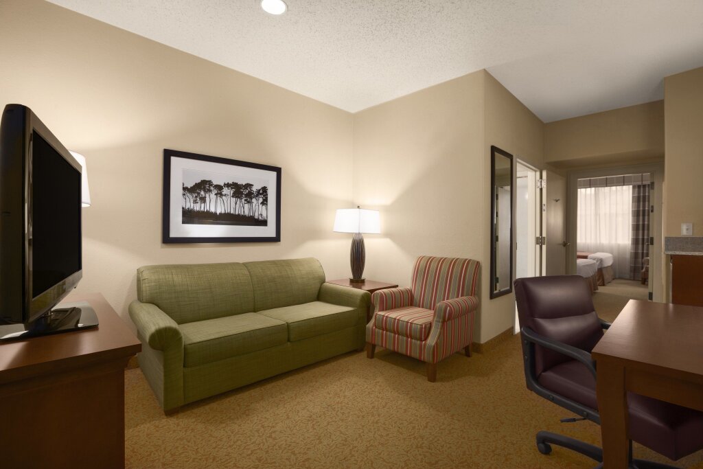 Четырёхместный люкс c 1 комнатой Country Inn & Suites by Radisson, Houston Intercontinental Airport East, TX