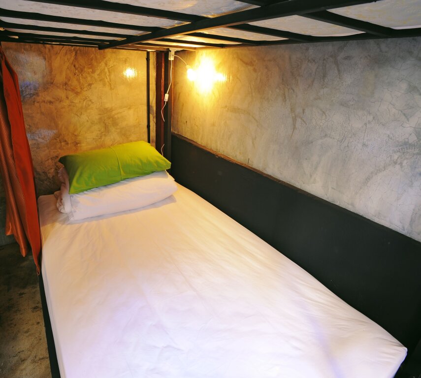 Кровать в общем номере Manon Hostel