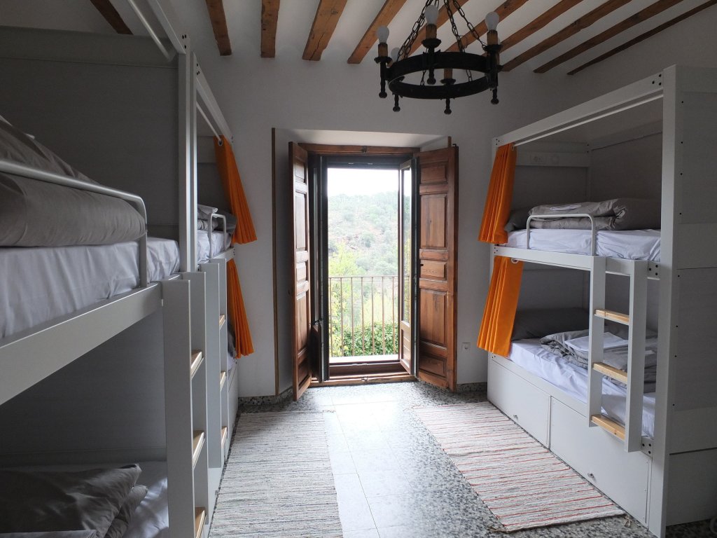 Кровать в общем номере El Albergue de Sigüenza