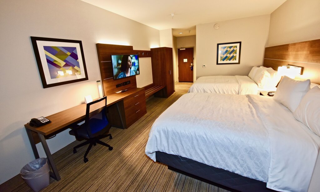 Четырёхместный номер Standard Holiday Inn Express & Suites - Perryville I-55, an IHG Hotel