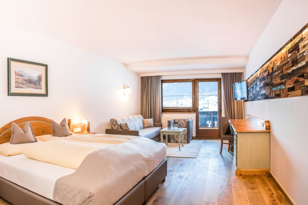 Двухместный номер Comfort с балконом и с видом на горы Hotel Bergjuwel