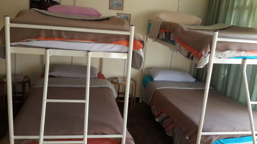 Кровать в общем номере с красивым видом из окна Terrylin Guesthouse and Backpackers Hostel