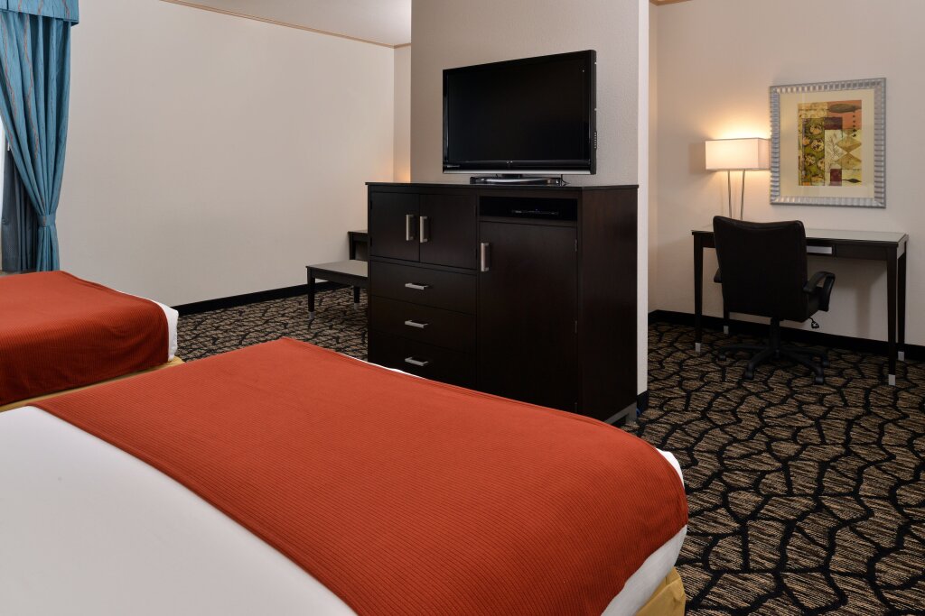 Четырёхместный номер Standard Holiday Inn Express Hotel & Suites Tacoma South - Lakewood, an IHG Hotel
