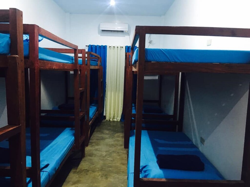 Кровать в общем номере Tres Islas Hostel