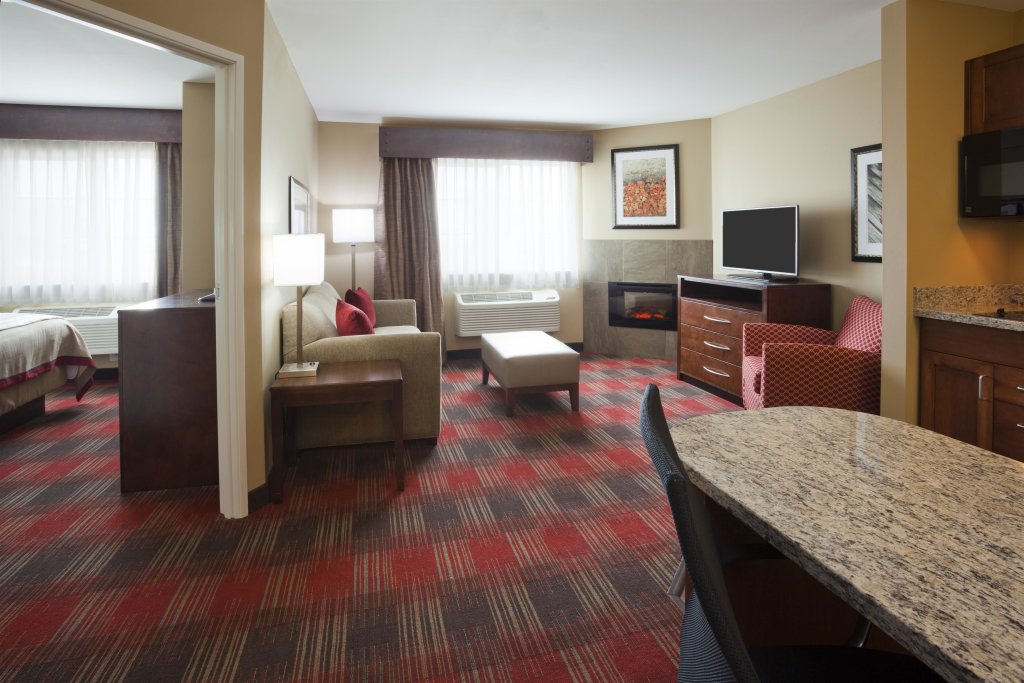 Deluxe Suite GrandStay Hotel and Suites