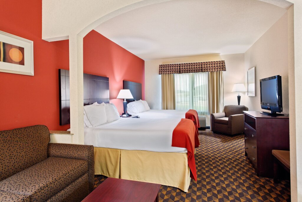 Четырёхместный люкс Holiday Inn Express Hotel & Suites Malvern, an IHG Hotel