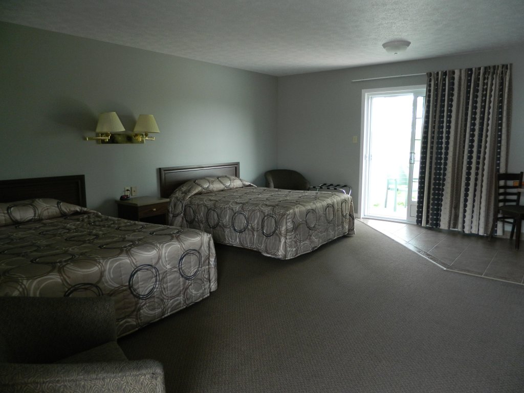 Standard quadruple chambre avec balcon et Vue panoramique Hilltop Motel & Restaurant