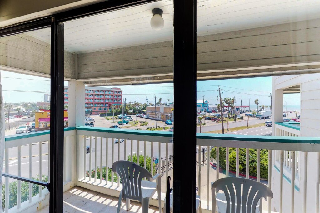 Люкс с видом на бассейн Casa Del Mar Beachfront