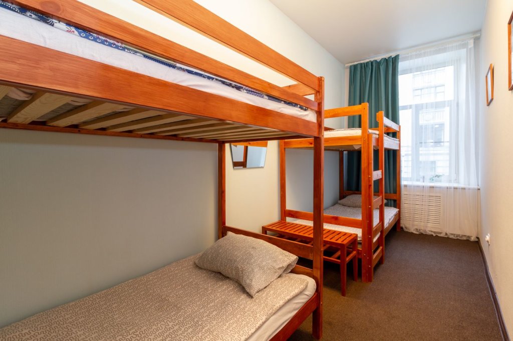 Кровать в общем номере Мини Отель 6 комнат