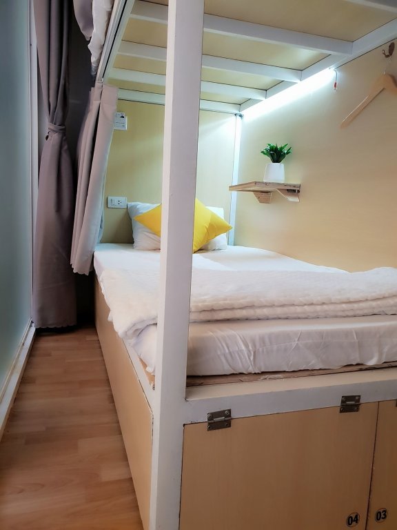 Кровать в общем номере (мужской номер) Yelo Hostel & Cafe