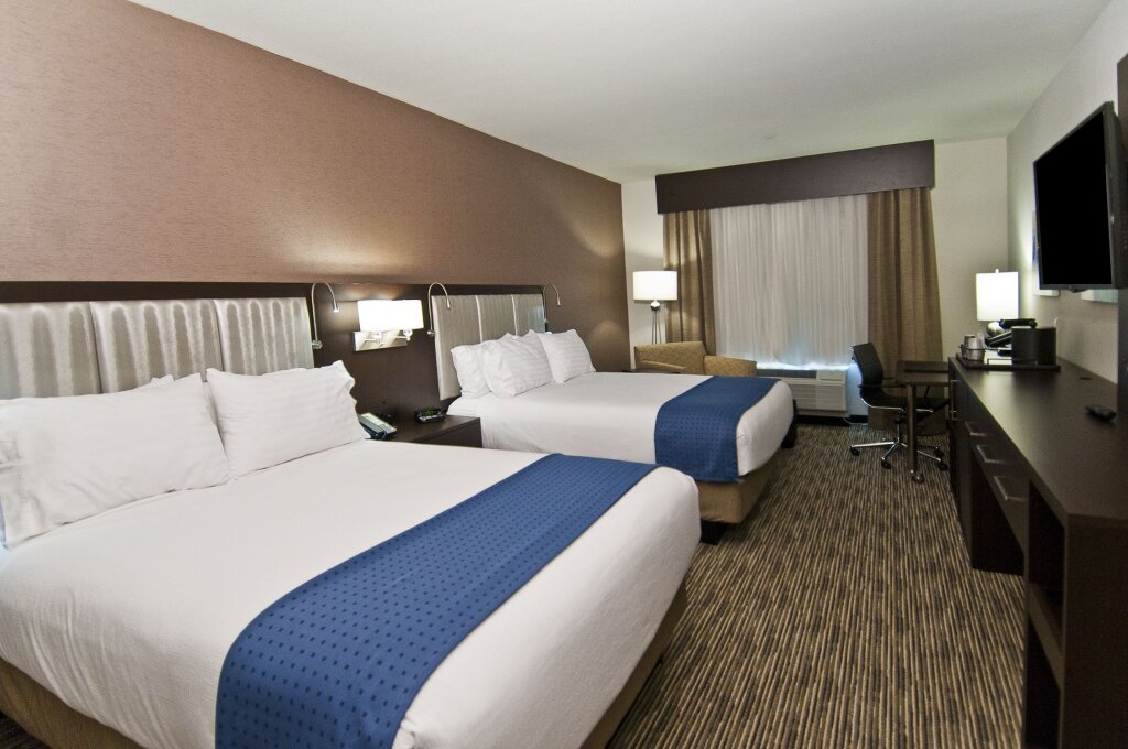 Четырёхместный номер Executive Holiday Inn Austin Airport, an IHG Hotel
