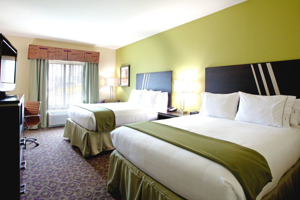 Четырёхместный номер Standard Holiday Inn Express Hotel & Suites Clemson - University Area, an IHG Hotel