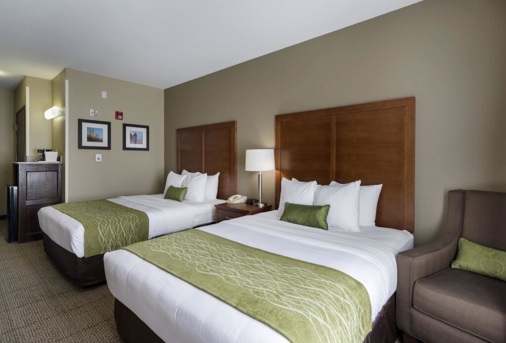 Четырёхместный номер Standard Comfort Inn & Suites Sacramento - University Area