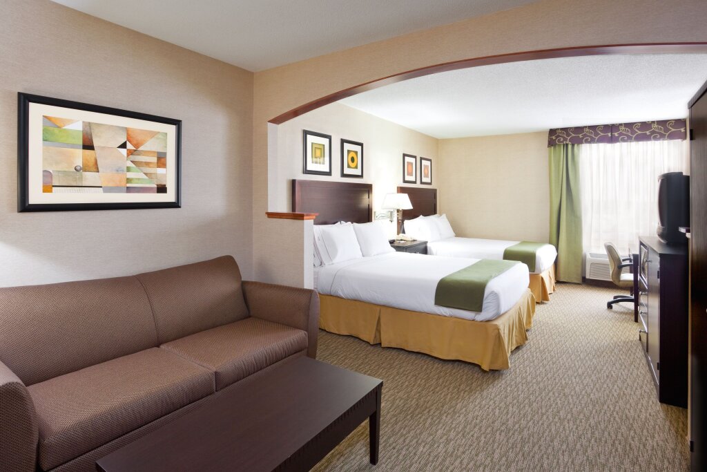 Люкс Holiday Inn Express Hotel & Suites Cleveland-Streetsboro, an IHG Hotel