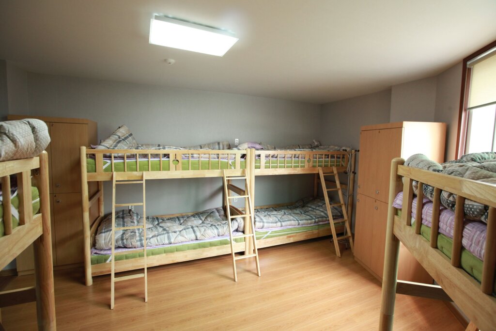 Кровать в общем номере (мужской номер) Jeju Miso Guesthouse