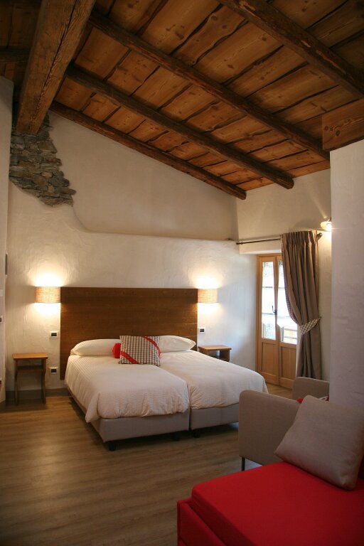 Deluxe Quadruple room with balcony Ostello del Castello Tirano