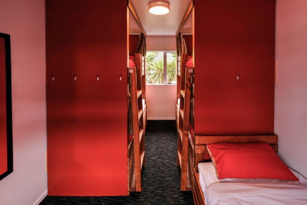 Кровать в общем номере Haka Lodge Taupo