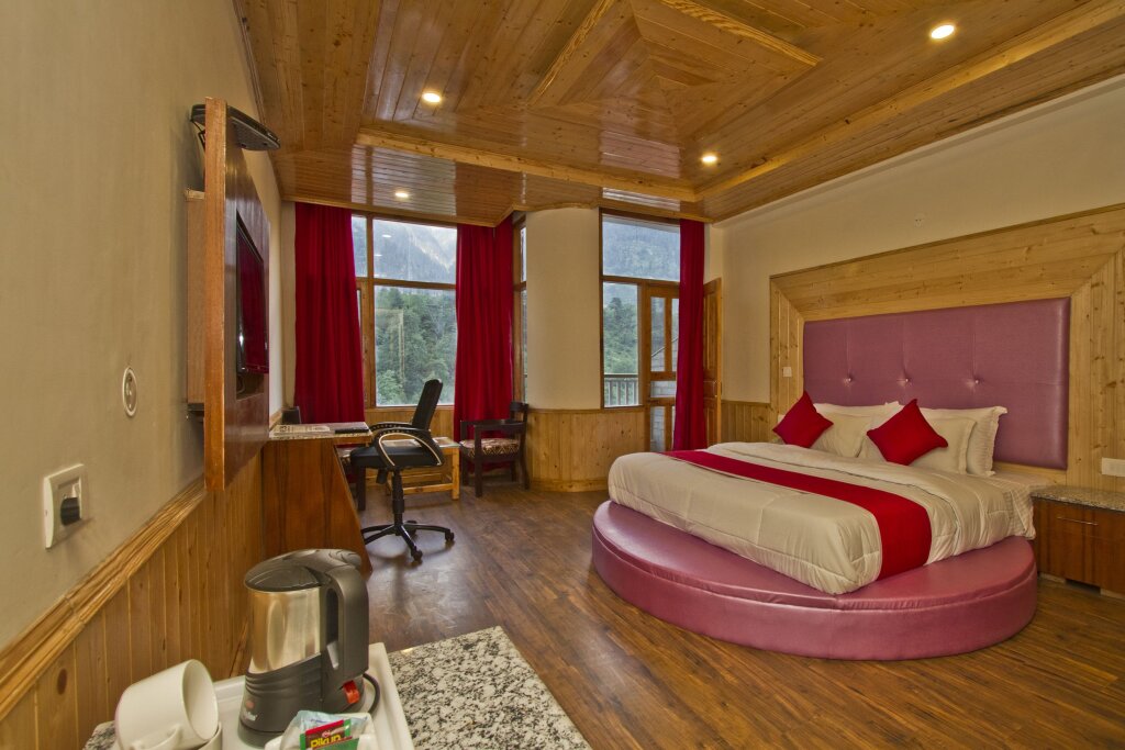 Premium room with balcony Sarthak Regency Centrally Heated & Air cooled, Rangri, Manali,HP,Just 1 kms from Volvo parking