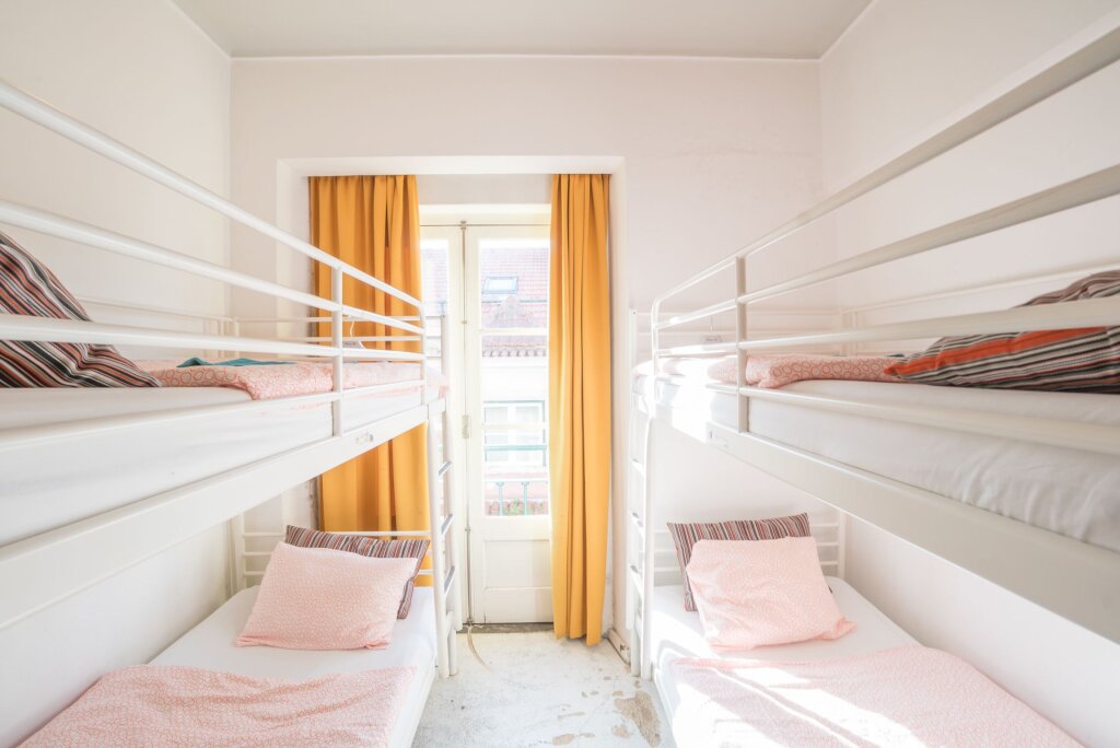 Кровать в общем номере с балконом Vistas de Lisboa Hostel