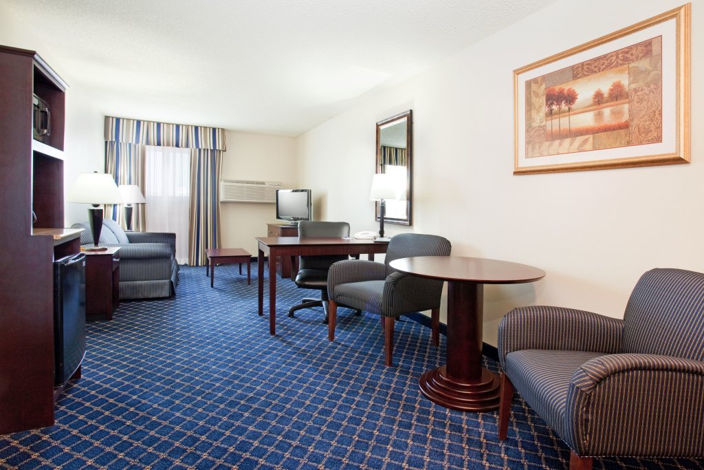 Двухместный полулюкс Holiday Inn Express Hotel & Suites Torrington, an IHG Hotel