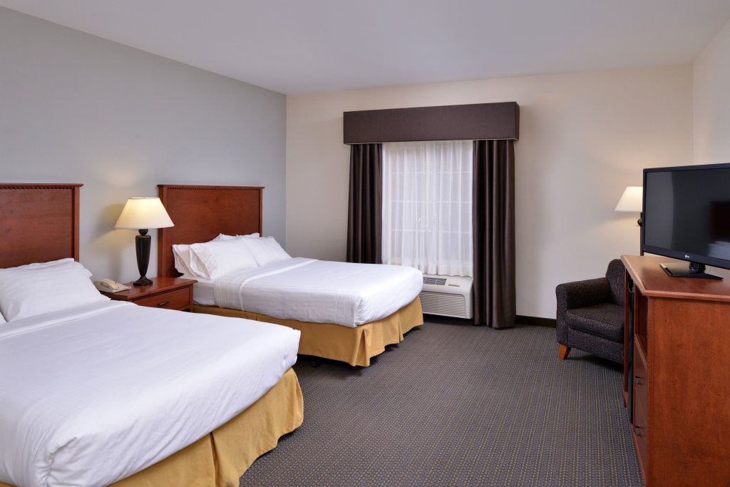 Четырёхместный номер Standard Holiday Inn Express & Suites Sioux Falls At Empire Mall, an IHG Hotel