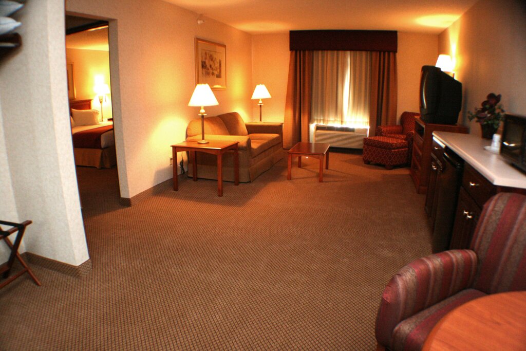 Двухместный люкс c 1 комнатой Seasons Inn & Suites Highland