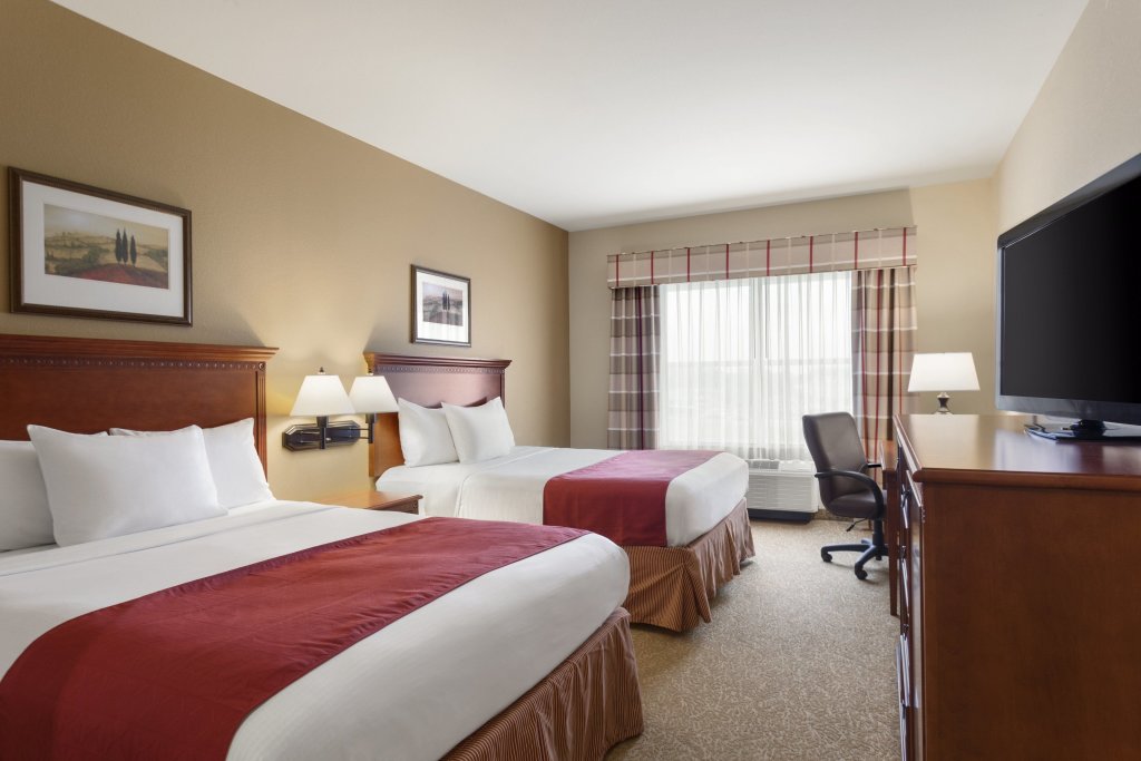 Четырёхместный номер Standard Country Inn & Suites by Radisson, Harrisburg - Hershey West, PA