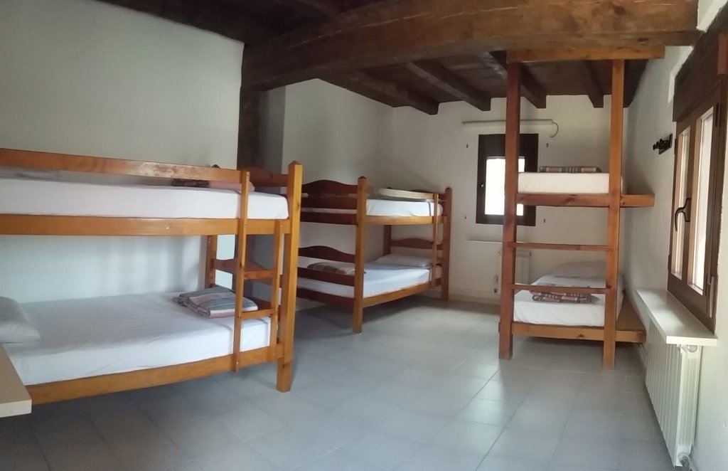 Кровать в общем номере Albergue de Liri