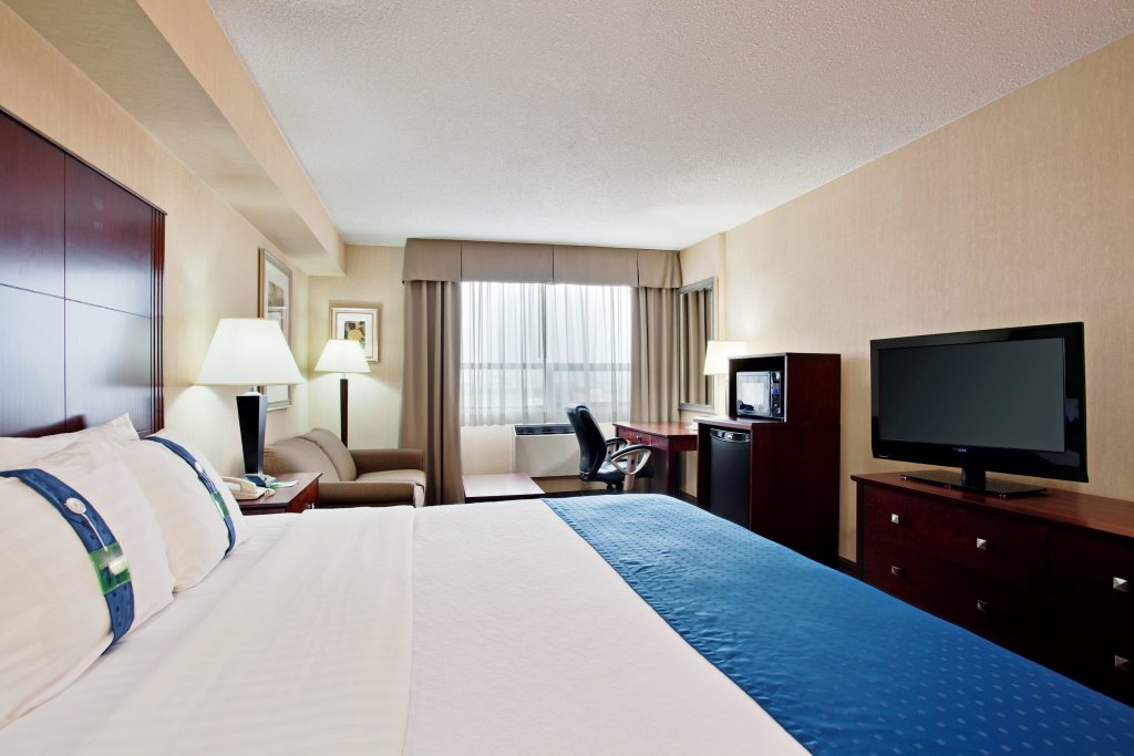 Номер Deluxe Holiday Inn & Suites Winnipeg Downtown, an IHG Hotel