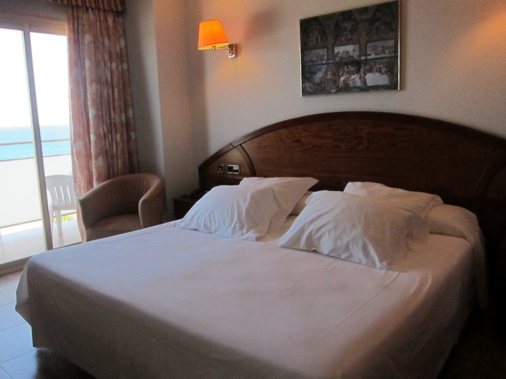 Standard Quadruple room with balcony and with partial sea view Don Ángel