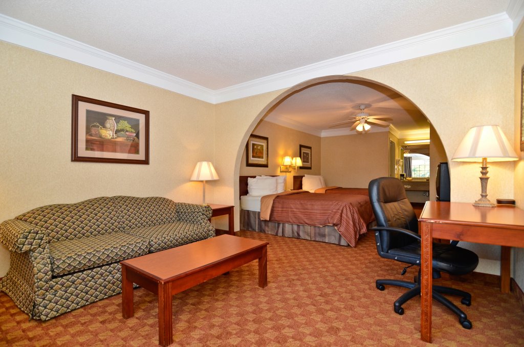 Четырёхместный люкс Standard Peach State Inn & Suites