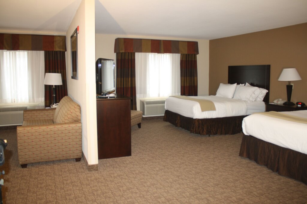 Quadruple suite Holiday Inn Express & Suites Bridgeport, an IHG Hotel