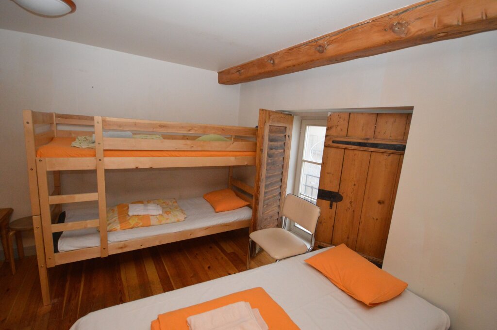 Кровать в общем номере с видом на реку Doma Hostel