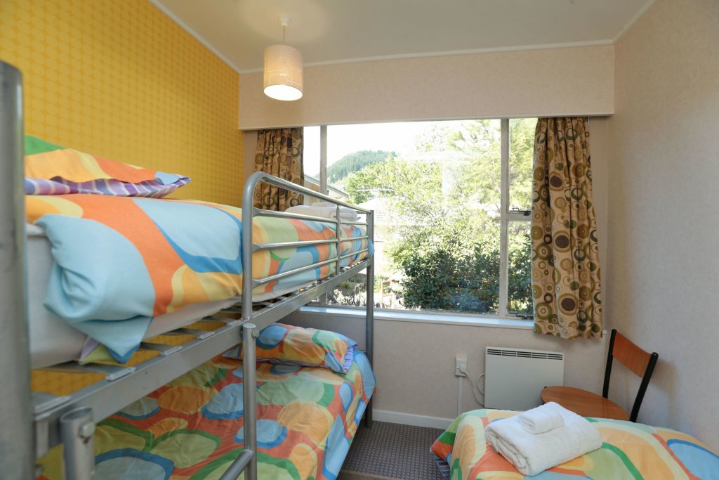 Кровать в общем номере Wakatu Lodge