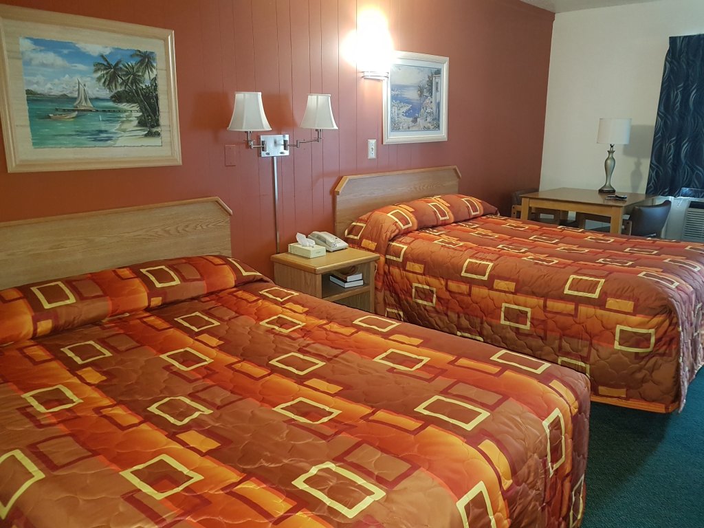 Standard Quadruple room Town House Motel Inc