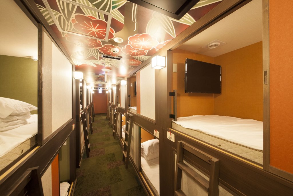 Кровать в общем номере (мужской номер) Centurion Cabin & Spa Kyoto