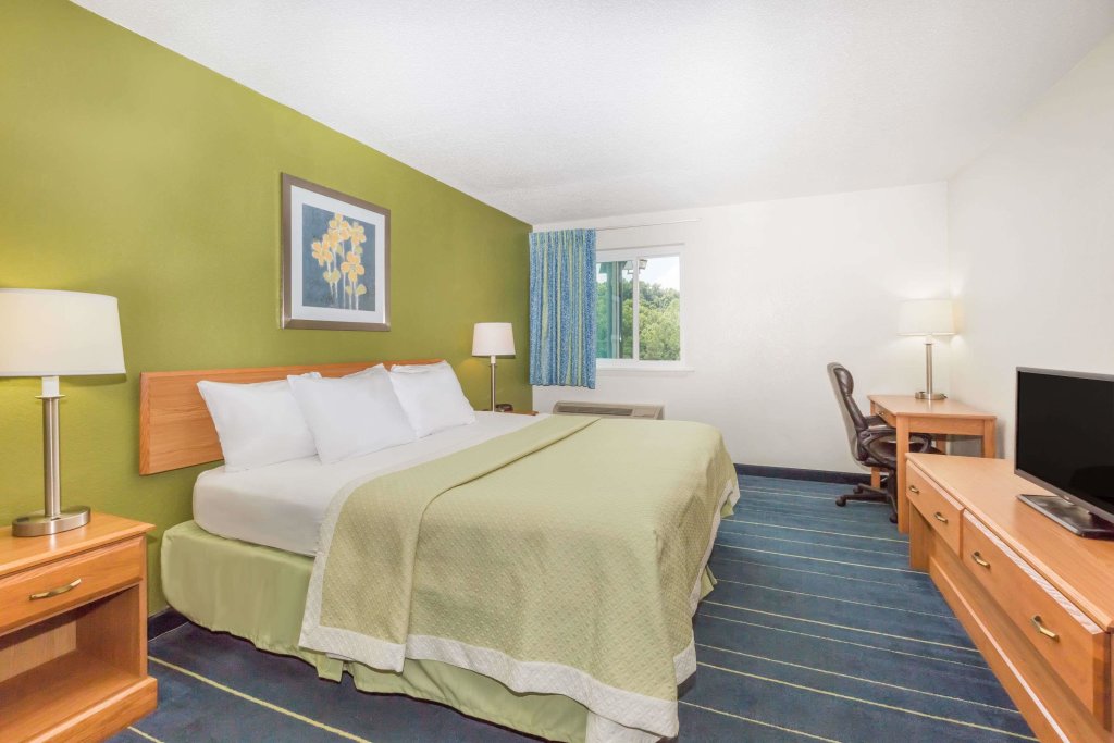 Люкс Days Inn & Suites by Wyndham Bridgeport - Clarksburg
