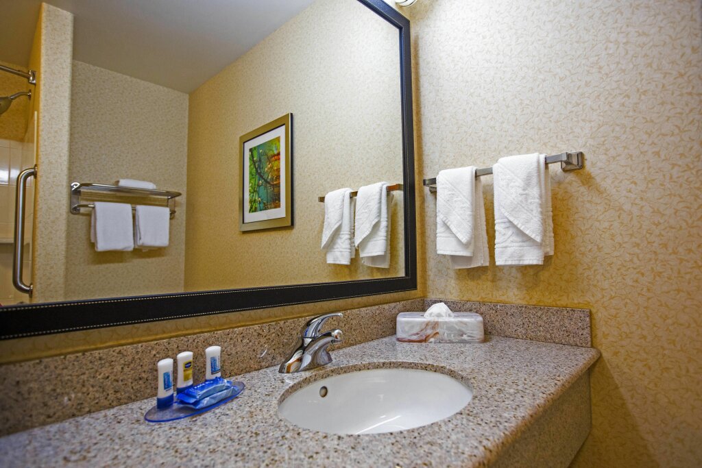 Standard Quadruple room Fairfield Inn & Suites Toledo North