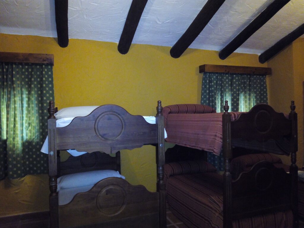 Кровать в общем номере Hotel Restaurante Las Buitreras
