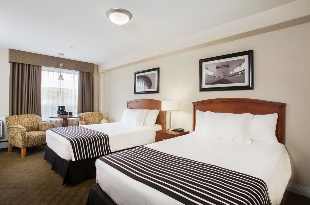 Четырёхместный номер Standard Sandman Hotel & Suites Calgary West
