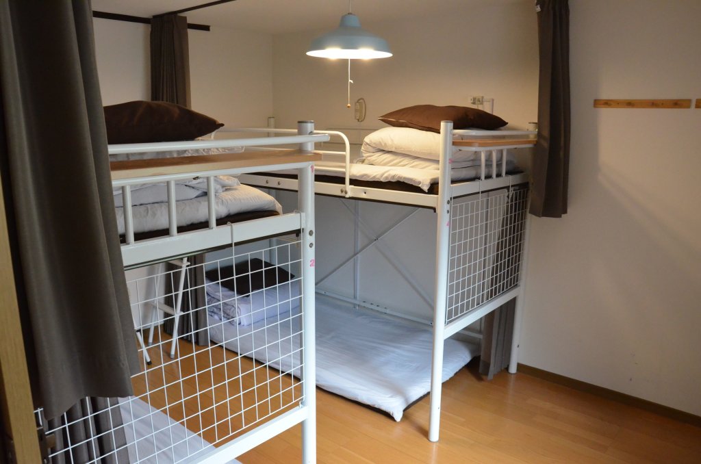 Кровать в общем номере Peace house Abeno