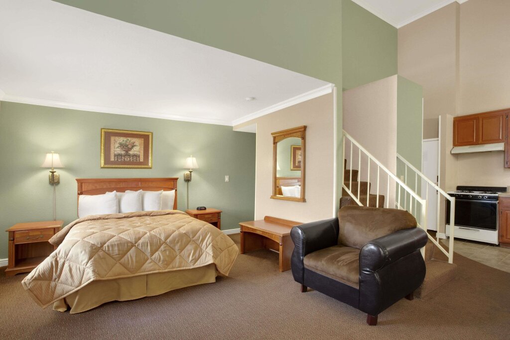 Люкс Travelodge Inn & Suites by Wyndham Gardena CA