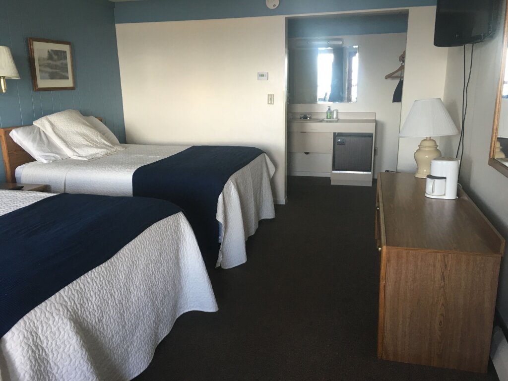 Habitación cuádruple Estándar con vista al lago Harbor Inn Self Check-in Hotel