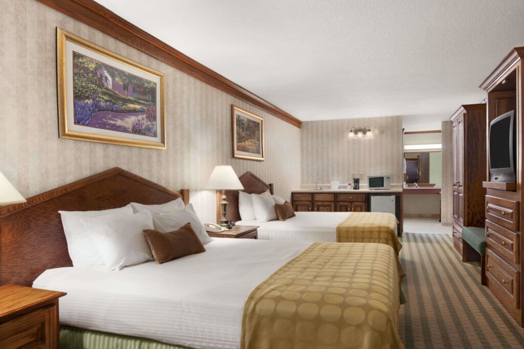Четырёхместный номер Standard Ramada by Wyndham Saginaw Hotel & Suites