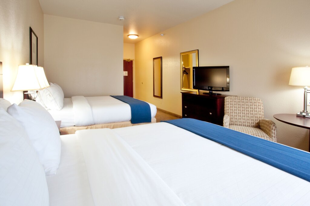Четырёхместный номер Standard Holiday Inn Express Hotel & Suites Exmore-Eastern Shore, an IHG Hotel