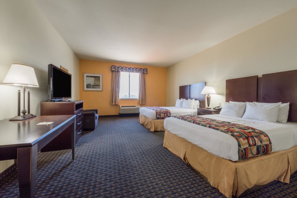 Standard quadruple chambre Days Inn & Suites by Wyndham Cleburne TX