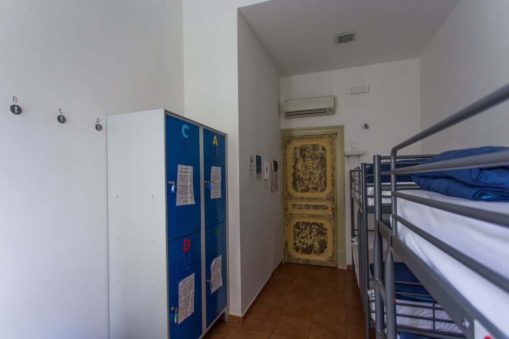 Кровать в общем номере A Casa di Amici