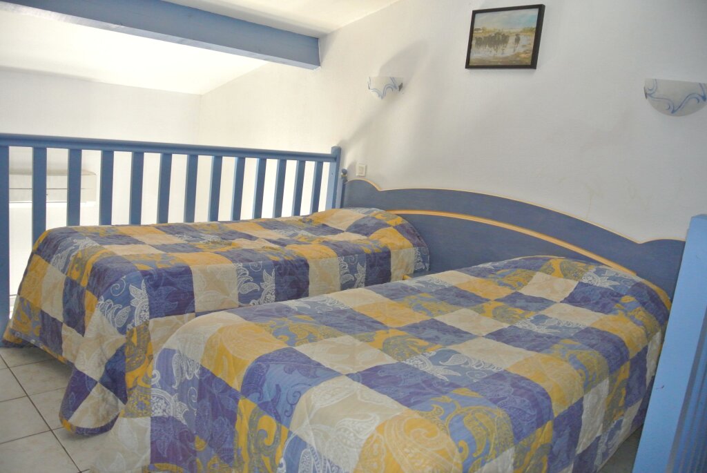 Четырёхместный номер Comfort с балконом Hotel Les Palmiers En Camargue