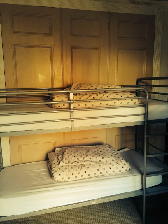 Кровать в общем номере The Grapevine Seafront Hostel