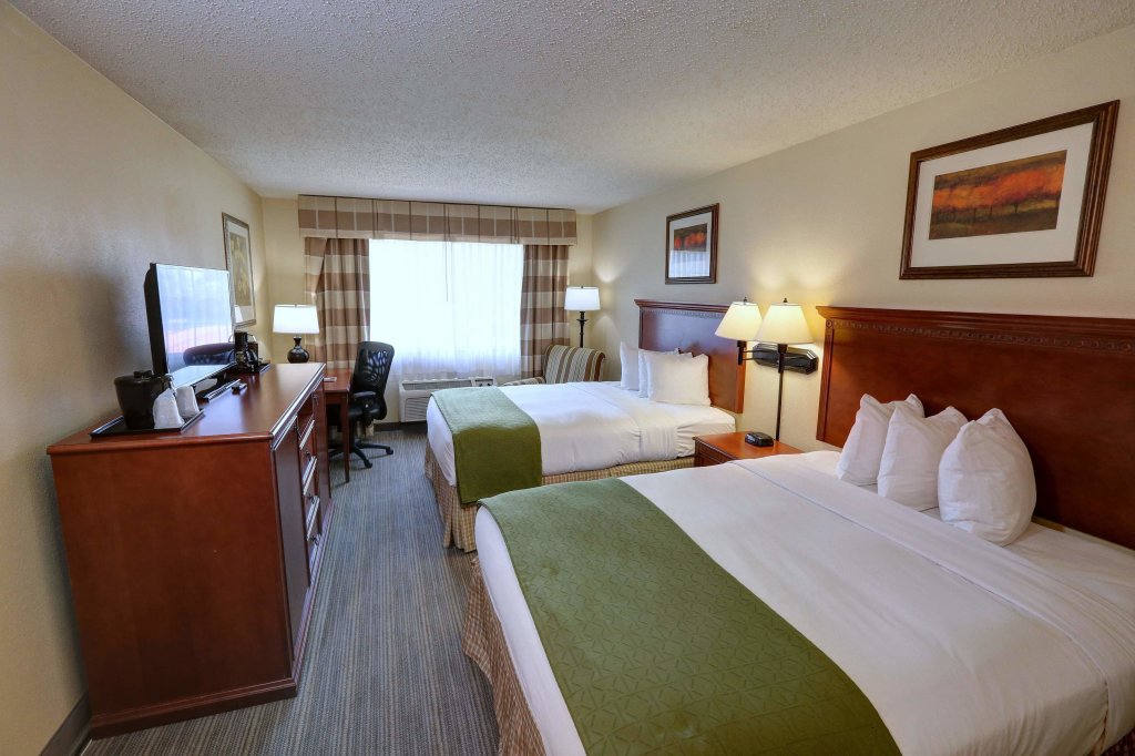 Четырёхместный номер Standard Country Inn & Suites by Radisson, Charlotte I-85 Airport, NC